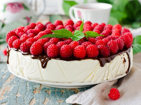 Чийзкейк торта с крема сирене, бял шоколад, шоколадова глазура и малини - снимка на рецептата